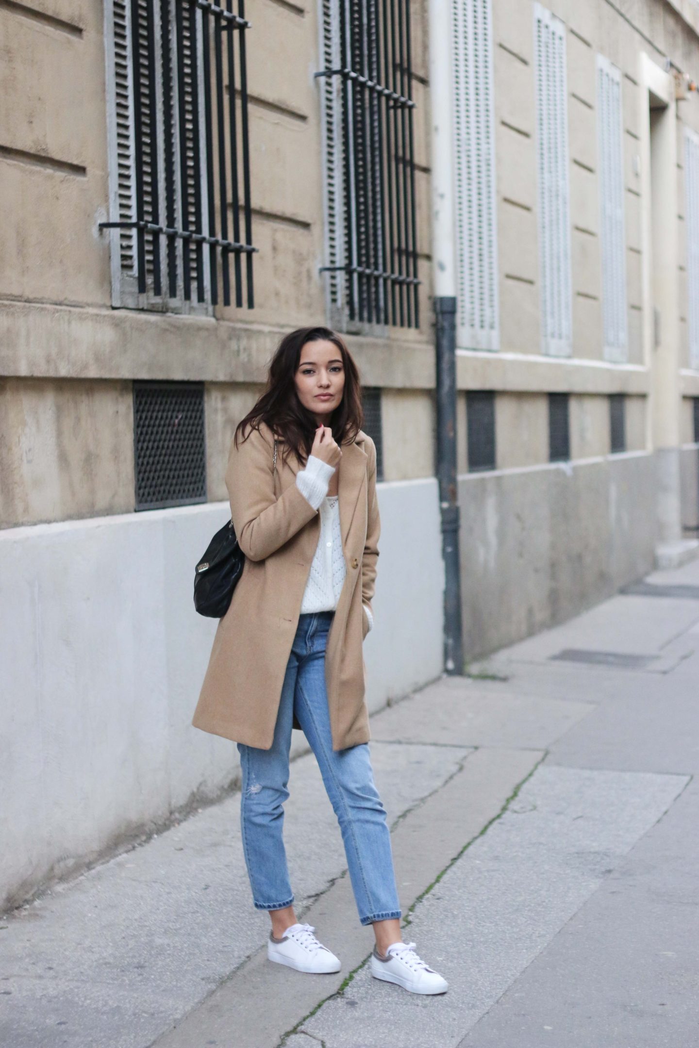 Manteau camel Mom jean baskets look casual - She Wears blog mode